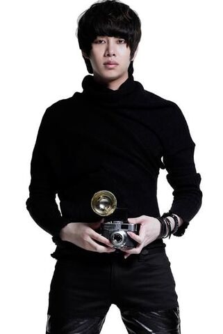 Archivo:Super-junior-A-CHA-Individual-shots-super-junior-25555366-395-590.jpg