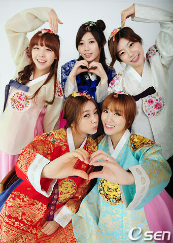 Archivo:Gril's day hanbok.jpg