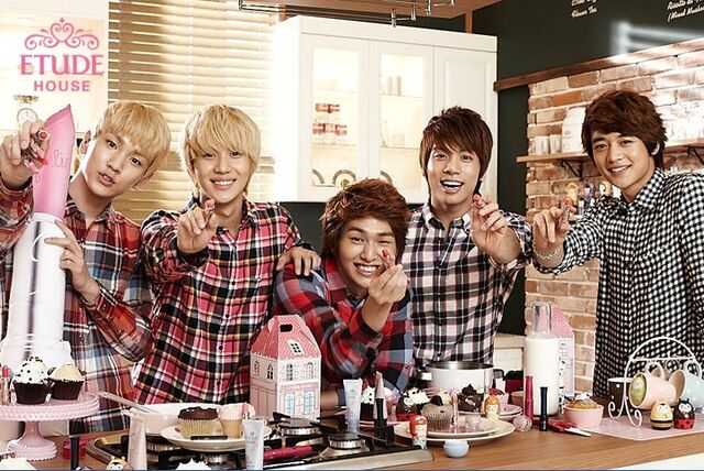Archivo:Etudehouse-shinee.jpg