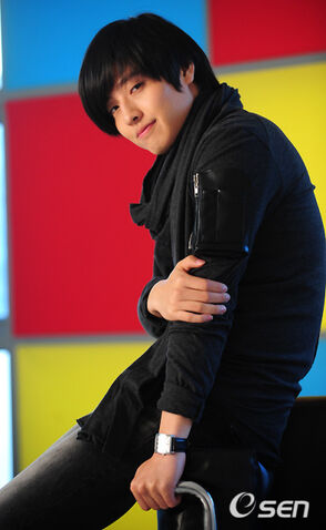 Archivo:Kim Ha Neul (1990)3.jpg