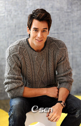 Archivo:Julien Kang01.jpg