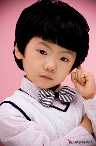 Archivo:Kim Dong Hyun (2003).jpg