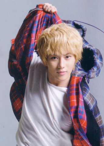 Archivo:SHINee-TaeMiN-3-lee-taemin-24837327-713-998.jpg