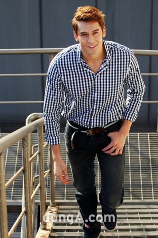 Archivo:Julien Kang03.jpg