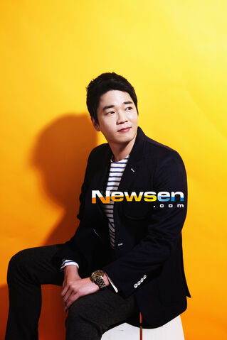 Archivo:Moon Ji Yoon5.jpg