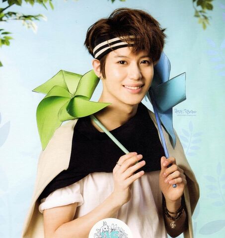 Archivo:SHINee-Taemin-Calendar-2013-lee-taemin-33318015-907-960.jpg