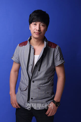 Archivo:Jun Byung Chul 4.jpg