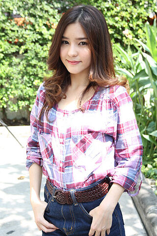 Archivo:Aom Sucharat1.jpg