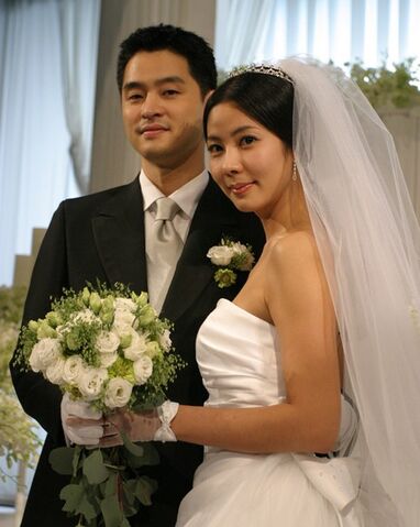 Archivo:Jinu-kimjunhee-20080312-popseoul-small.jpg