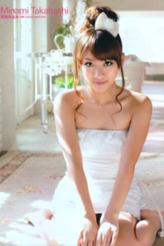 Archivo:AKB48+高橋みなみ.jpeg