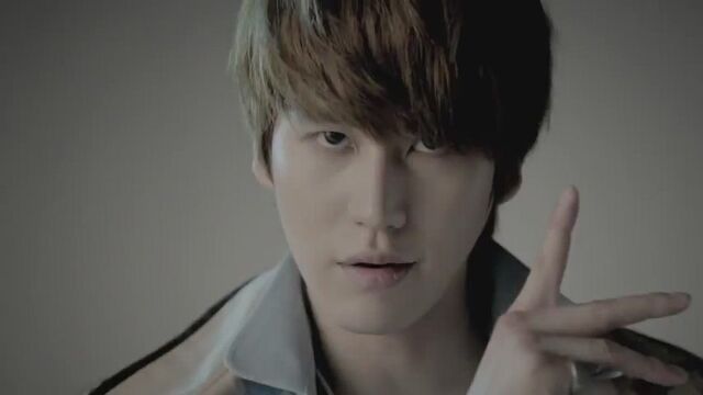 Archivo:Kyuhyun-Mr-Simple-MV-super-junior-24549702-854-480.jpg