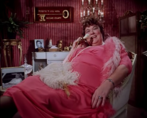 File:Lulu Hogg in episode "The Rustlers".png
