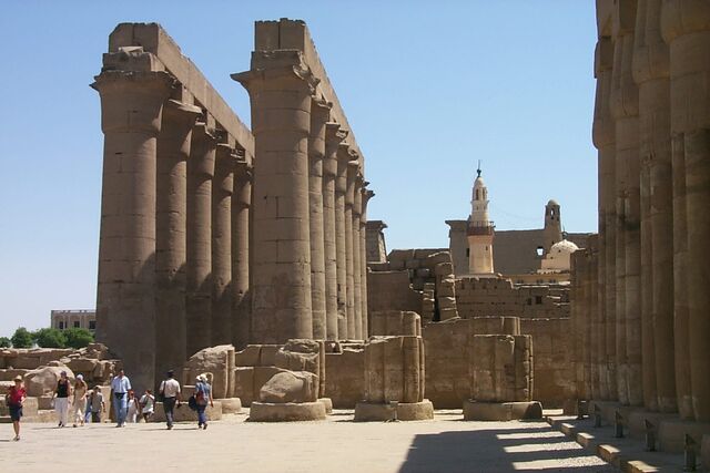 Plik:Colonnade seen from the Court of Amenhotep II, Luxor, Egypt.jpg