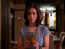 1x20-PhoebeCallPremonition.jpg