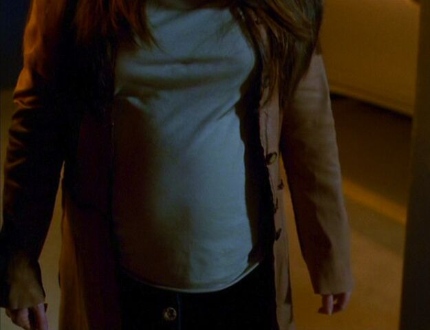 Archivo:6x18-PiperBabyBumpChris.jpg