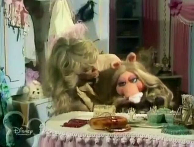 File:MissPiggyBlowNose.jpg