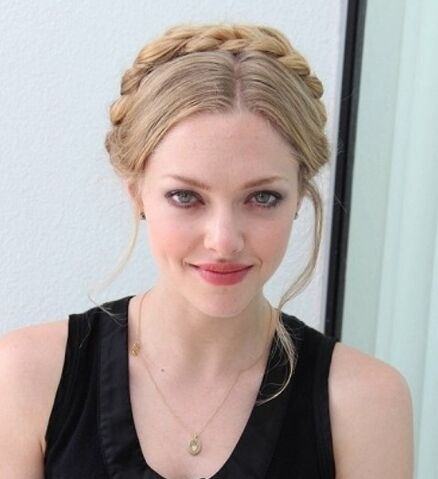 File:Amanda-Seyfried-Hairstyles-Braided-Updo.jpg