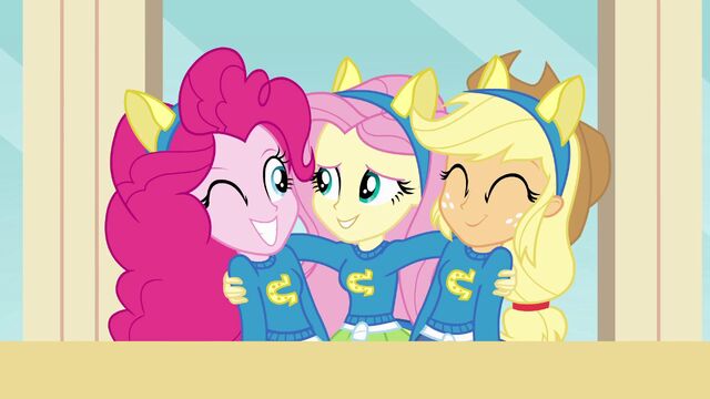 Archivo:Fluttershy hugging Pinkie and Applejack.jpg