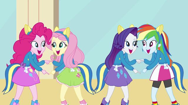 Archivo:Girls dancing 2.jpg