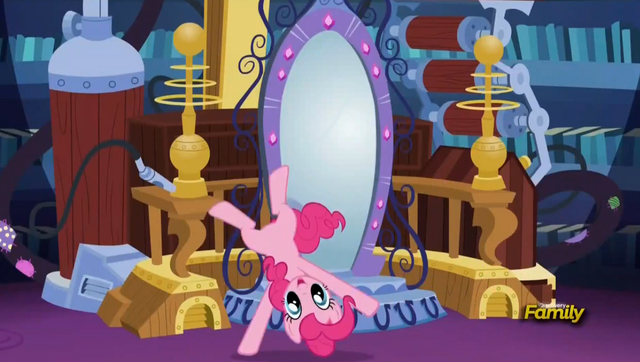 Plik:EG RR Pinkie bawi się przy portalu..png