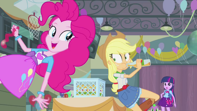 Plik:EG Applejack zaskoczona słowami Pinkie Pie.png