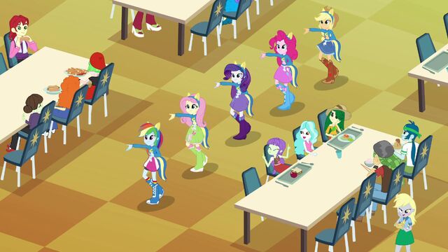 Archivo:Girls walking in a line.jpg