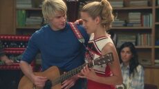 Quinn junto a Sam, cantando Lucky...jpg