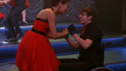 Artie y Sugar bailando Paradise By the Dashboard Light.png