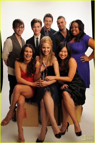 Archivo:Glee-cast-mark-salling-dianna-agron-jenna-ushkowitz-2010-peoples-choice-awards-05.jpg