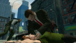 Niko Bellic sobre el cuerpo de Kate McReary