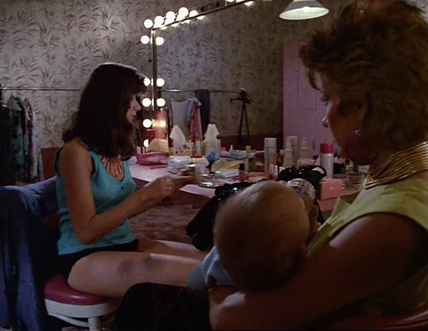 Archivo:Dorothy y Annie con el bebé.png