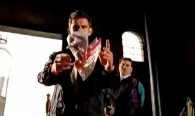 Archivo:Grand Theft Auto 2 The Movie - Claude lanzando bolsas de Zoom-Zoom.png
