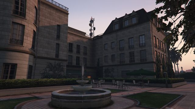 Archivo:CentralEpsilonPatio.jpg