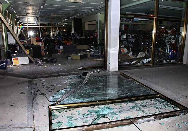 Archivo:Local destruido.jpg