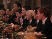 Draco en la mesa de slytherin.jpg