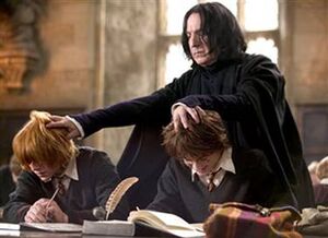 P4 Severus Snape Propinando.jpg