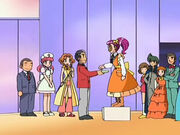 EP571 Jesselina recibiendo el Listón.jpg