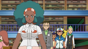 EP675 Protagonistas y Aroe caminando por el museo.png