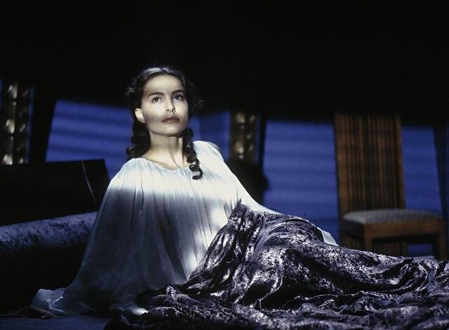 Archivo:Padme ep2nitegown.jpg