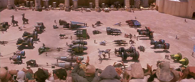 Archivo:Boontaeveclassicpodracers.jpg