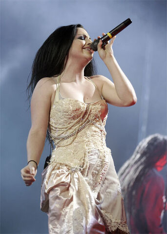 File:Amy live.jpg