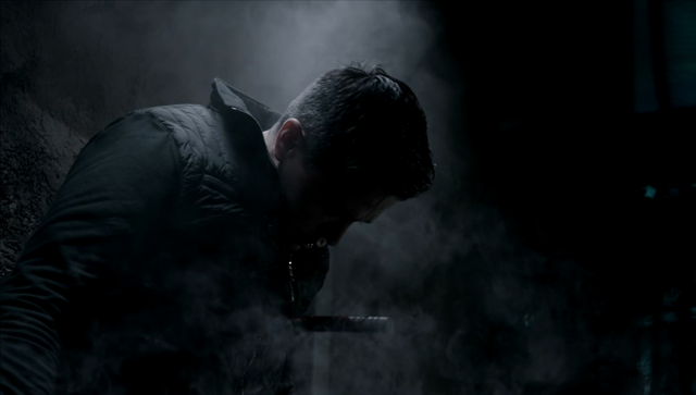 File:S01E03-Havelock hangs 00.png