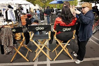 Glee-Behind-The-Scenes-glee-7963738-586-389.jpg
