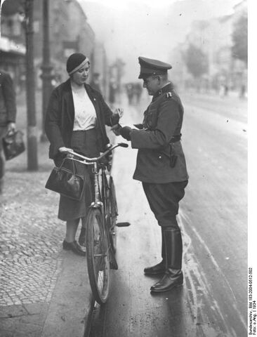 Datei:Bundesarchiv Bild 183-2004-0512-502, Berlin, Verkehrskontrolle.jpg