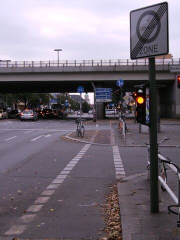 Datei:Tempelhofer Damm - Autobahnbrücke.jpg