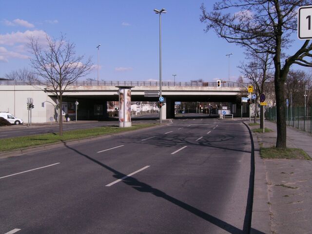 Datei:Oberlandstraße in Berlin (Autobahnbrücke).jpg