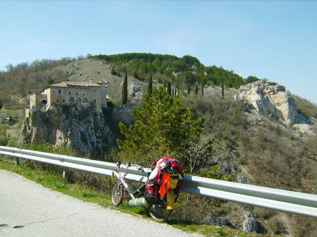 Datei:Bergstraesschen bei L'Aquila.jpg
