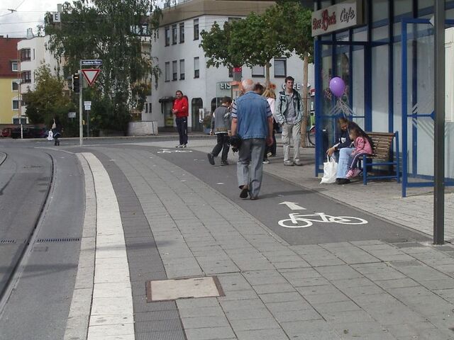 Datei:Moegeldorf sidewalk 1 f s.jpg