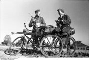 Bundesarchiv Bild 101I-213-0291-35, Russland-Nord, zwei Soldaten mit Fahrrädern