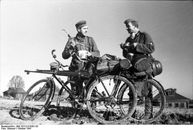 Datei:Bundesarchiv Bild 101I-213-0291-35, Russland-Nord, zwei Soldaten mit Fahrrädern.jpg